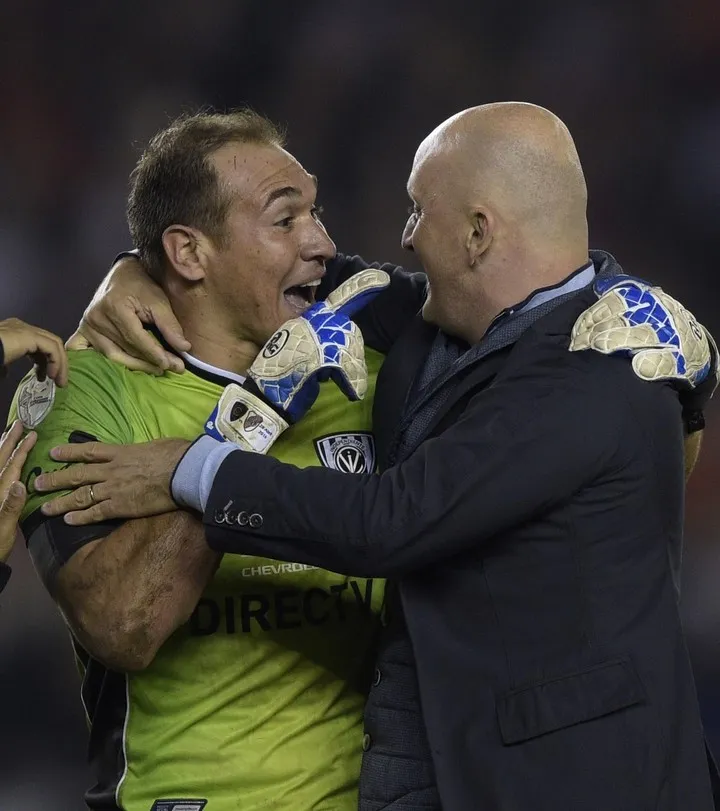 Pablo Repetto y su alegría con Librado Azcona, héroe en el Monumental en 2016 con Independiente del Valle. AFP