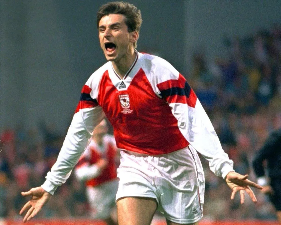 Arsenal’s Alan Smith celebrates his winning goal