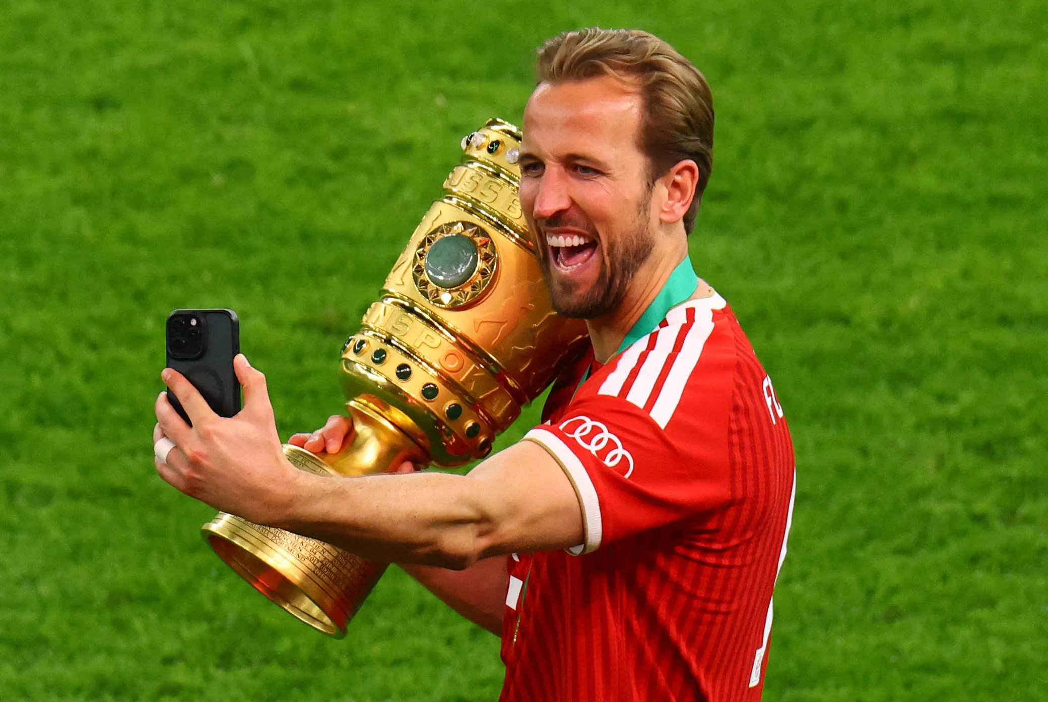 Harry Kane takes a selfie with the trophy after Bayern Munich’s victory