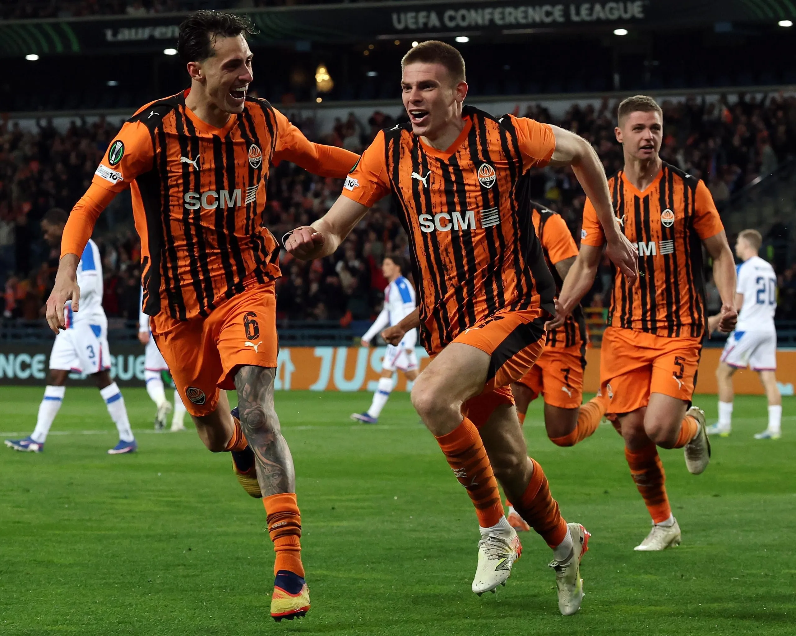 Oleh Ocheretko (centre) celebrates with teammate Marlon Gomes (left) after scoring Shakhtar Donetsk’s equaliser at the start of the second half.