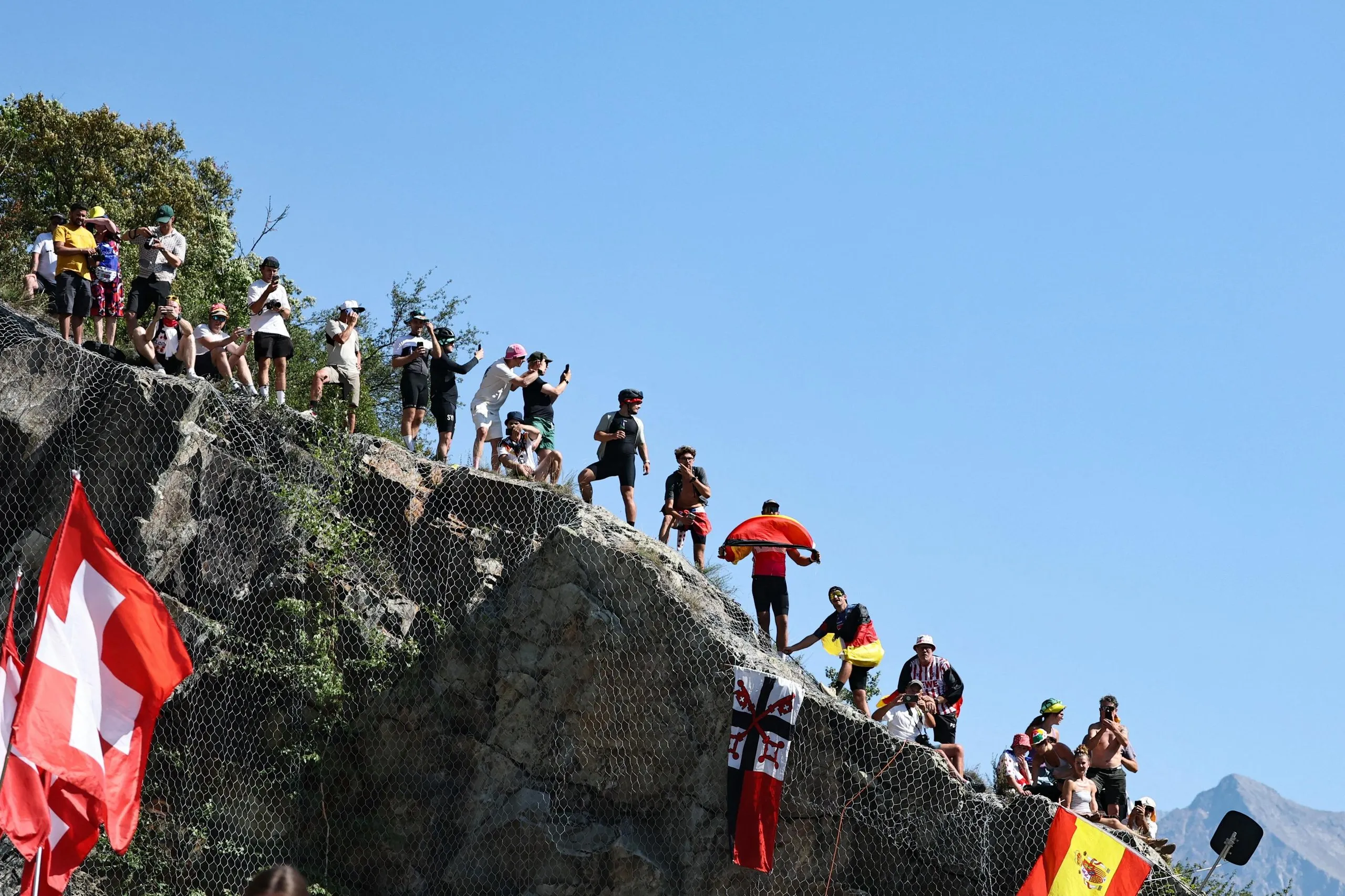 Spectators line the race route in the Alpe d'Huez ascent.