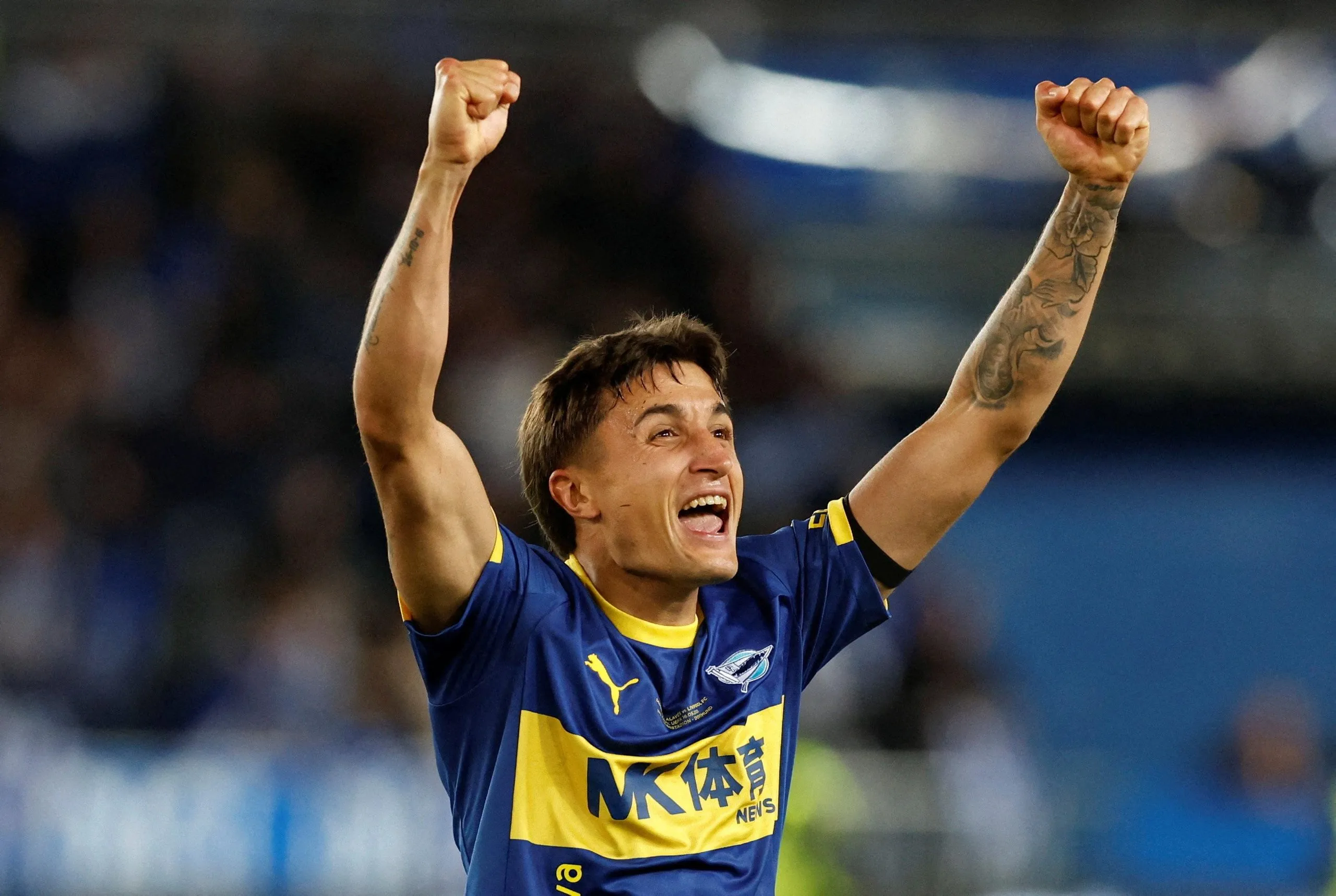 The Alavés defender Nahuel Tenaglia punches the air at full time