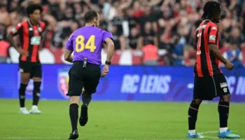Le numéro 84 sur les maillots des arbitres de la finale de la Coupe de France