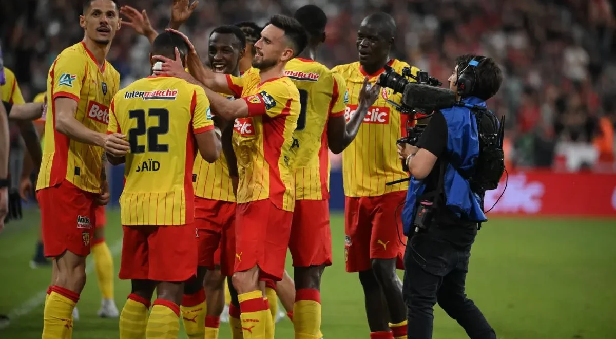 2c253.jpg Le RC Lens fêtera son premier sacre en Coupe de France dans la nuit à Bollaert après avoir quitté le Stade de France