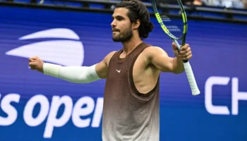 Carlos Alcaraz effectue un retour impressionnant en battant Roman Safiullin à l&rsquo;US Open