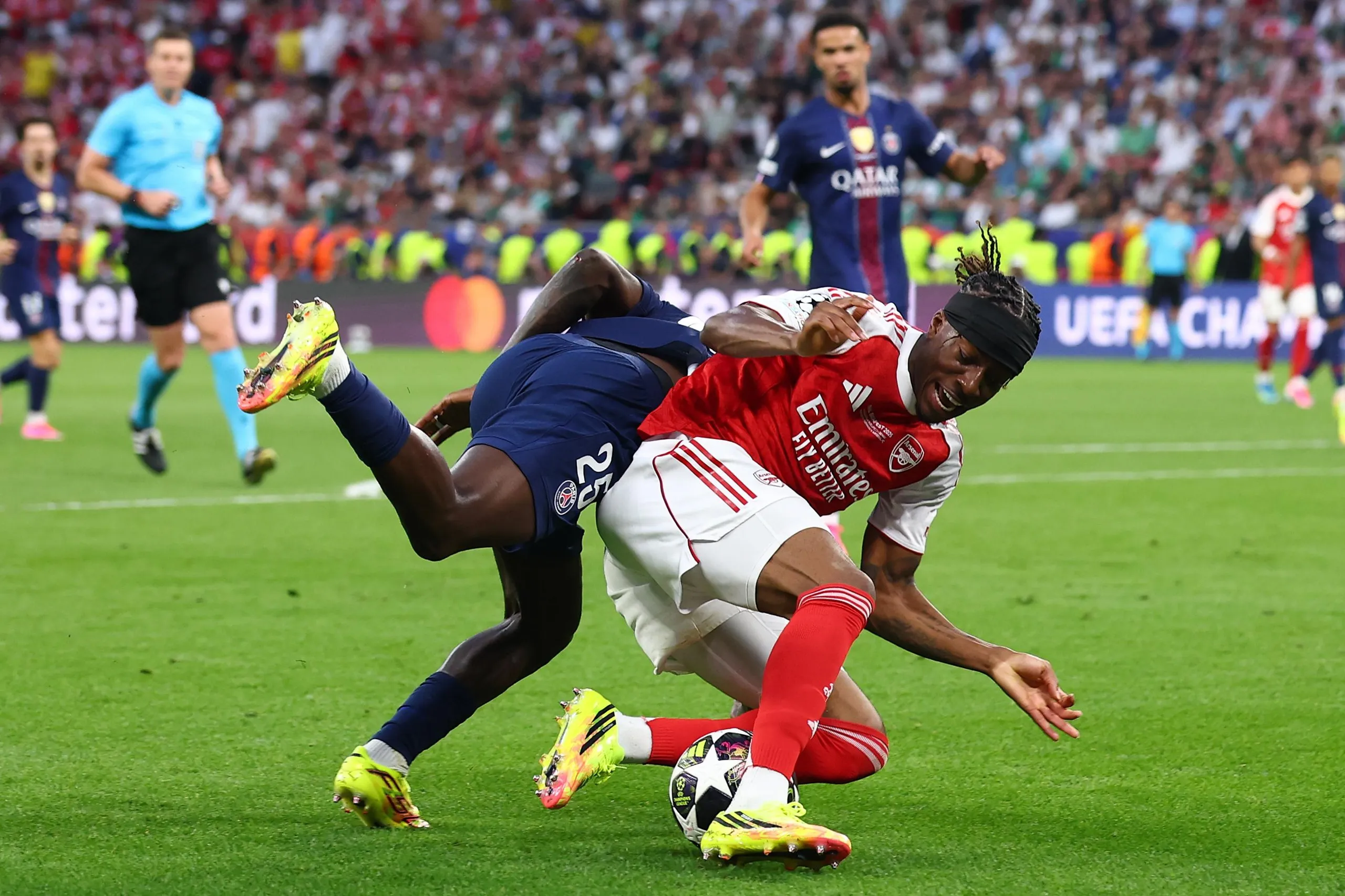 Noni Madueke goes down in the area under the challenge of Nuno Mendes