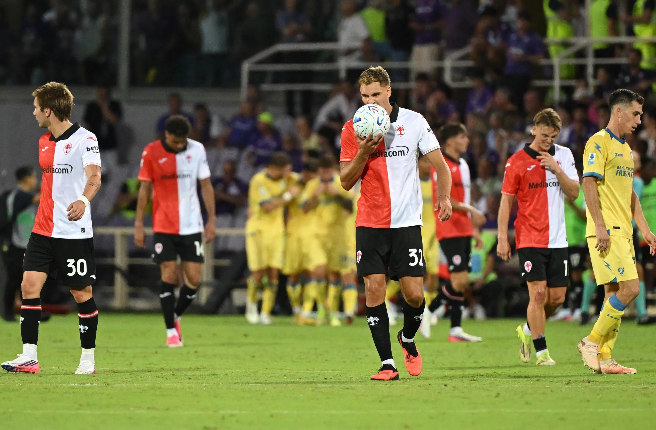 Fiorentina’s Mateo Pellegrino holds the ball after a Frosinone goal