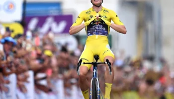Demi Vollering remporte le Tour de France Femmes dans un affrontement palpitant