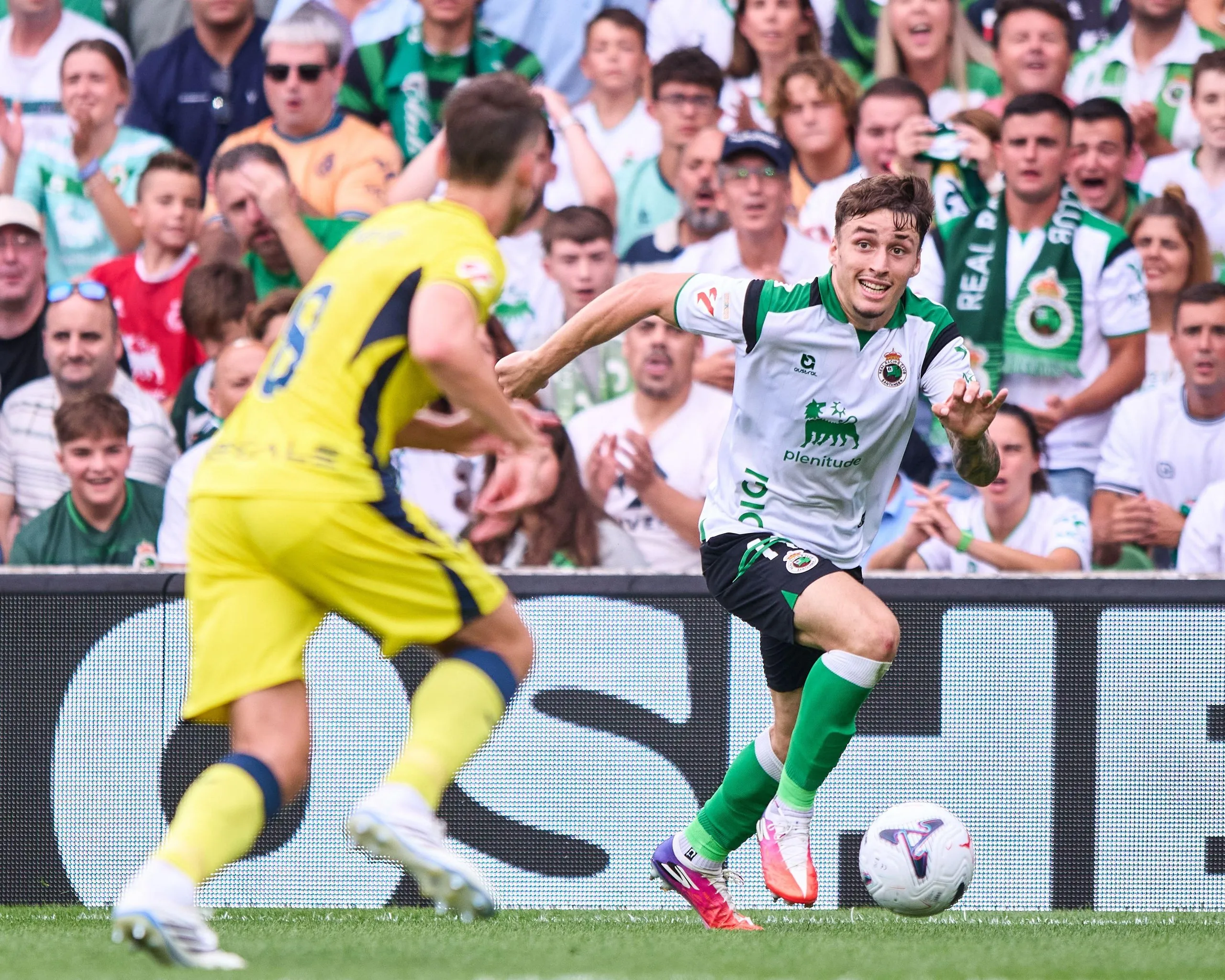Jorge Salinas on the ball for Racing Santander