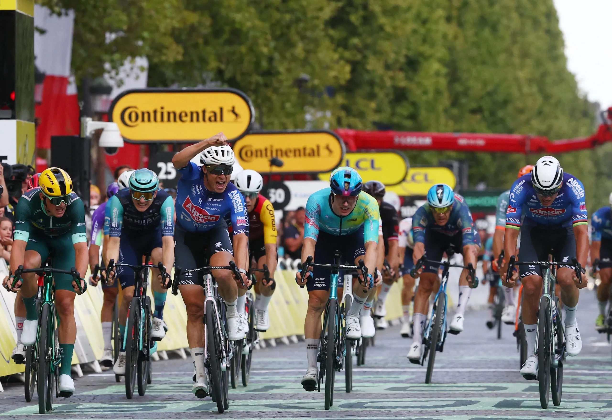 Mathieu van der Poel celebrates his second stage win of this year’s race, on the Champs-Élysées.es.