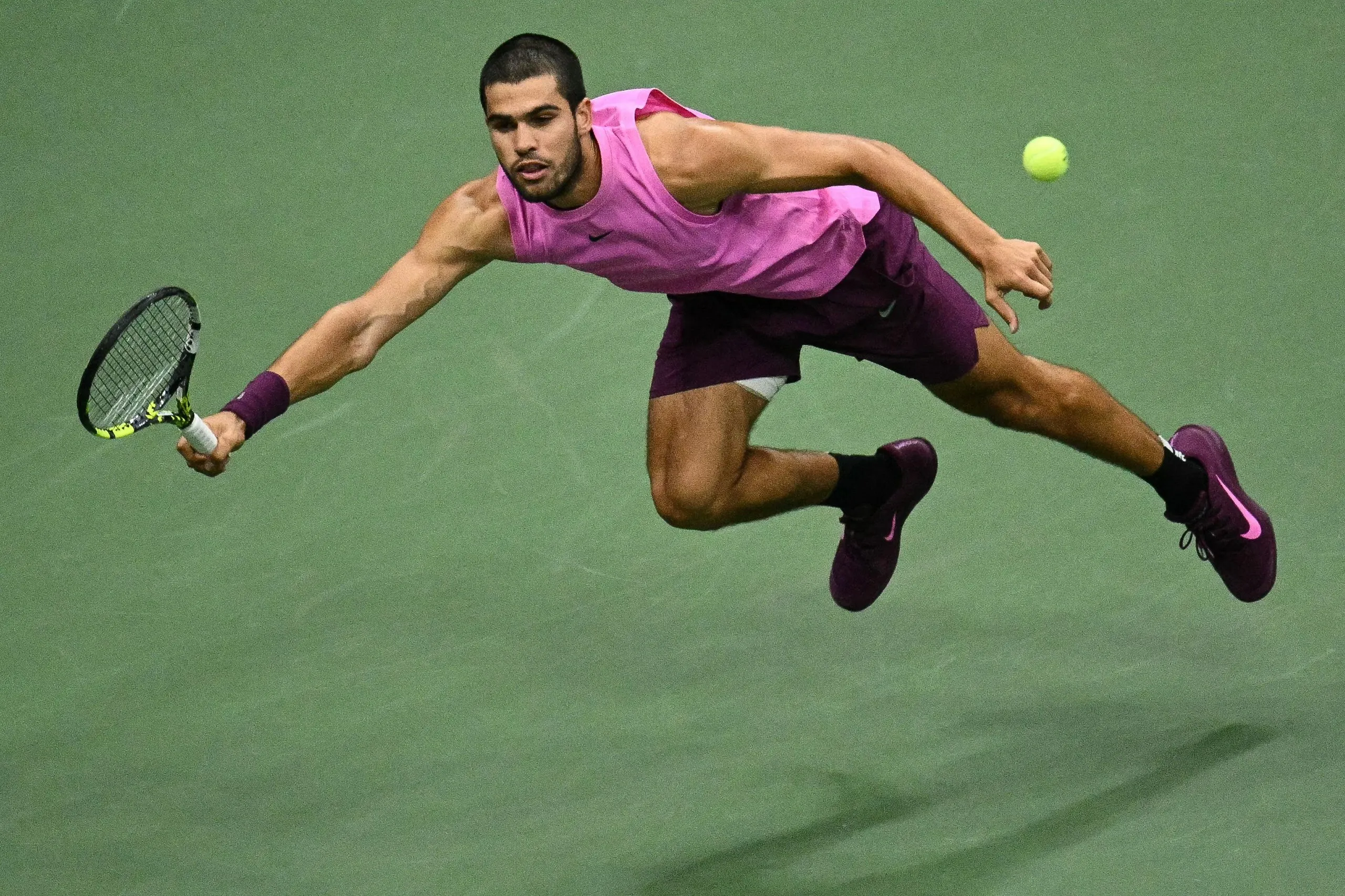 Carlos Alcaraz plays a forehand return