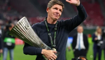 Oliver Glasner ému après la victoire de Crystal Palace en Ligue Conférence
