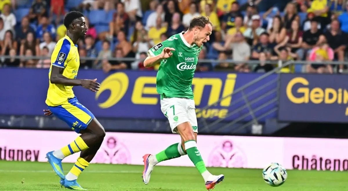 3593a.jpg Saint-Étienne prend déjà la tête, Nantes s'incline à domicile contre le Red Star : tout ce qu'il faut retenir de la première journée de Ligue 2