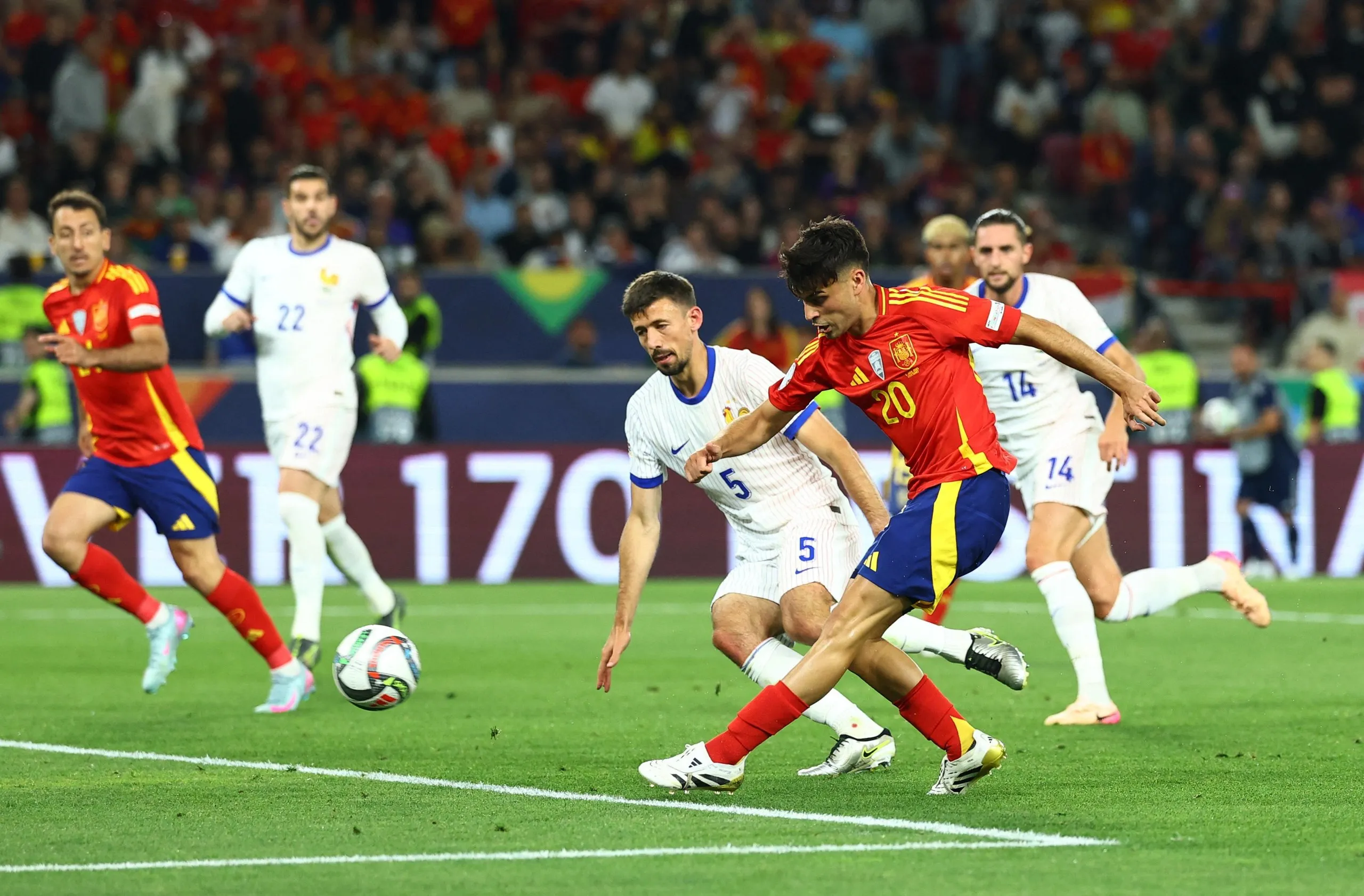 Pedri scores the fourth for Spain!