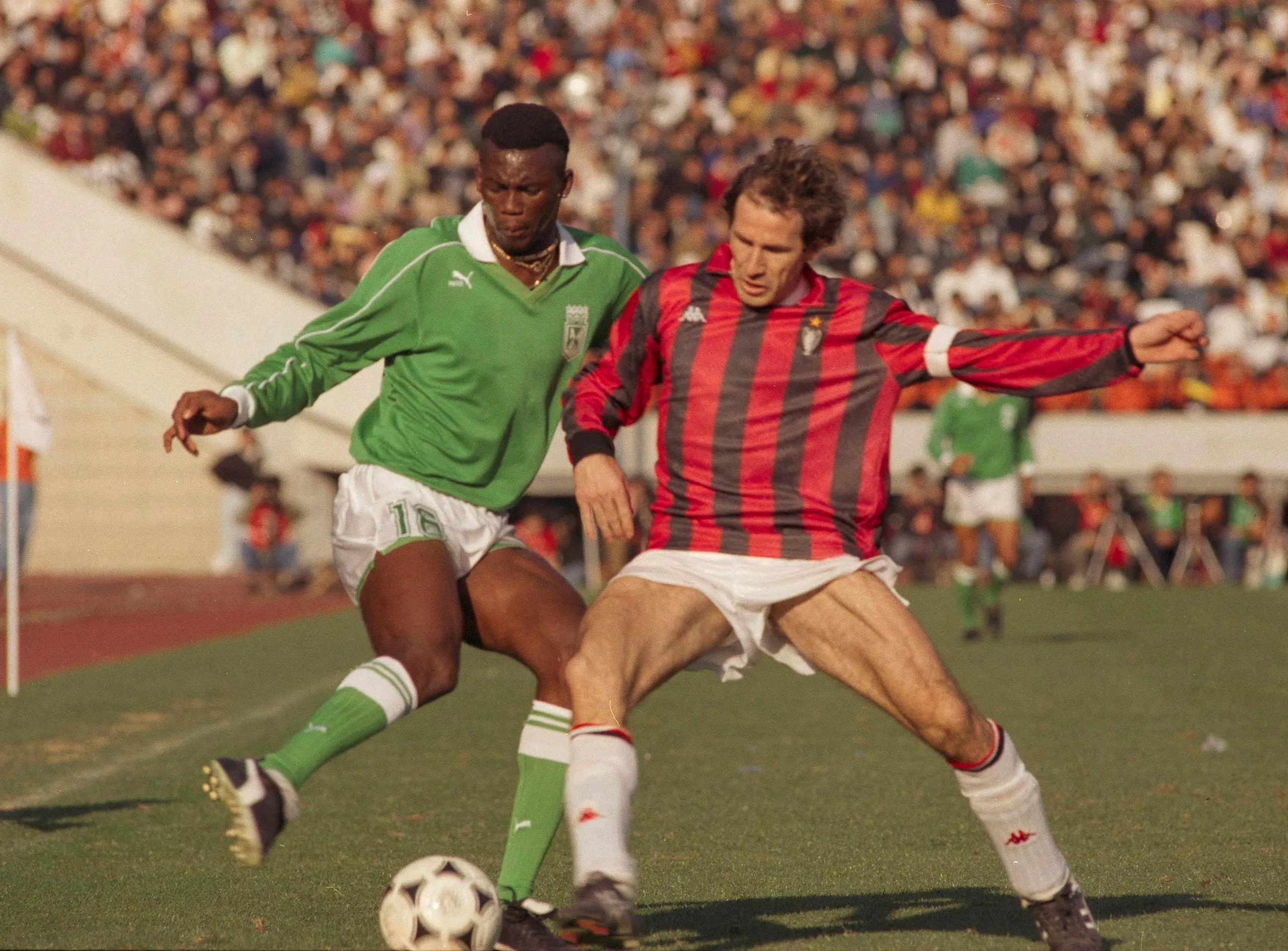Franco Baresi and Atlético Nacional’s Albeiro Usuriaga, from Colombia, struggling for the ball in the 1989 Intercontinental Cup in Tokyo.