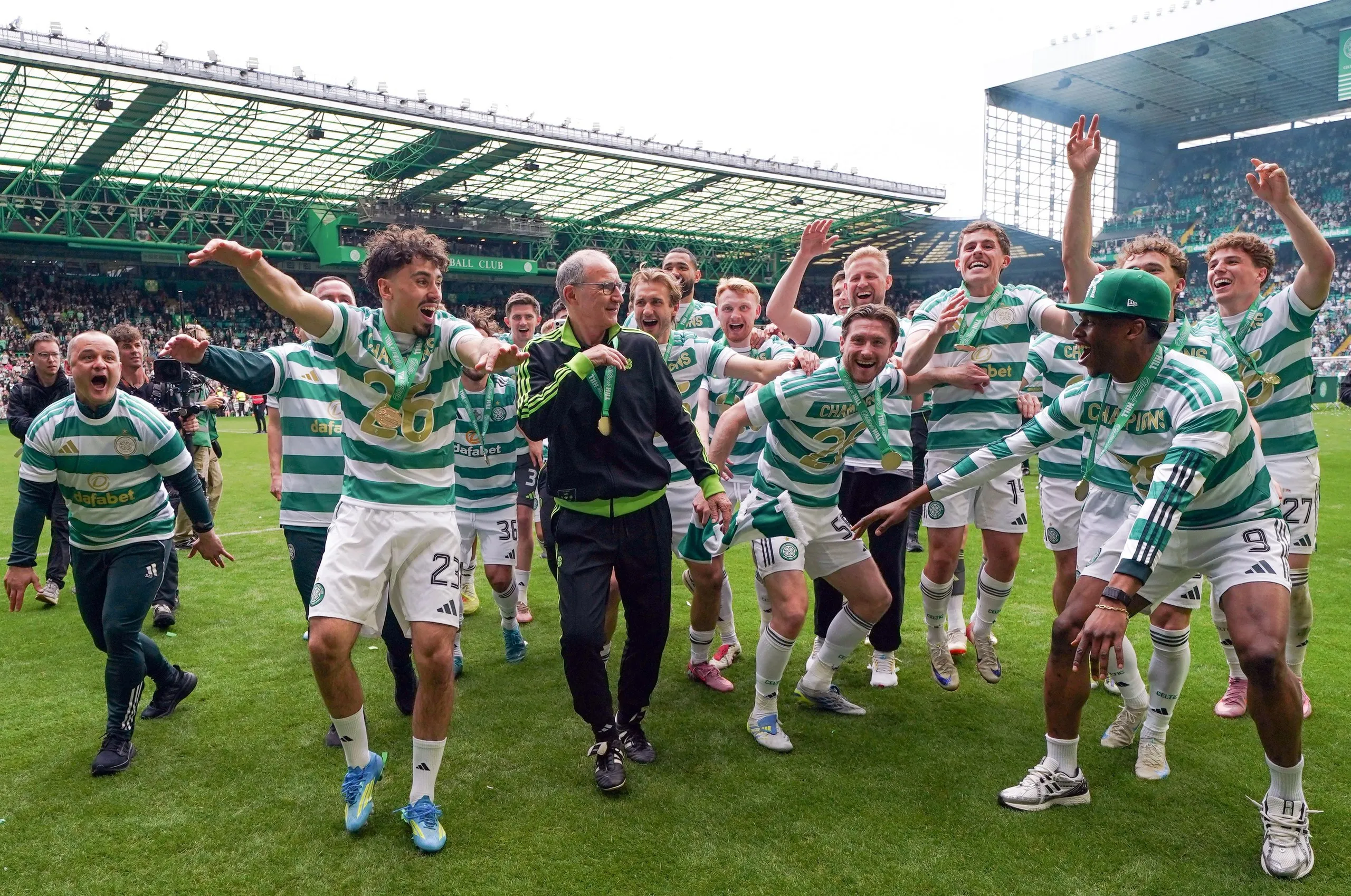 Celtic manager Martin O'Neill celebrates with his team following their title deciding match against Hearts.