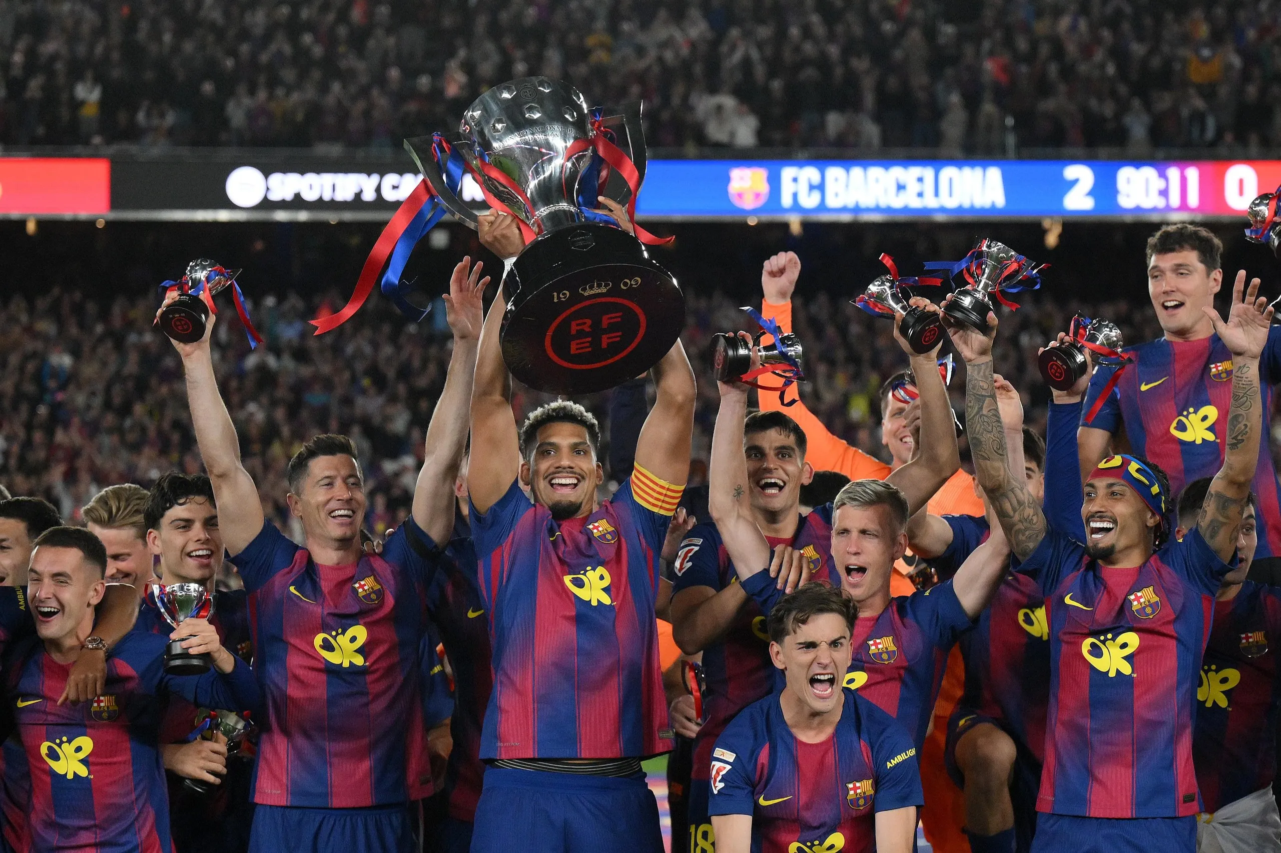 Ronald Araujo lifts the La Liga trophy.