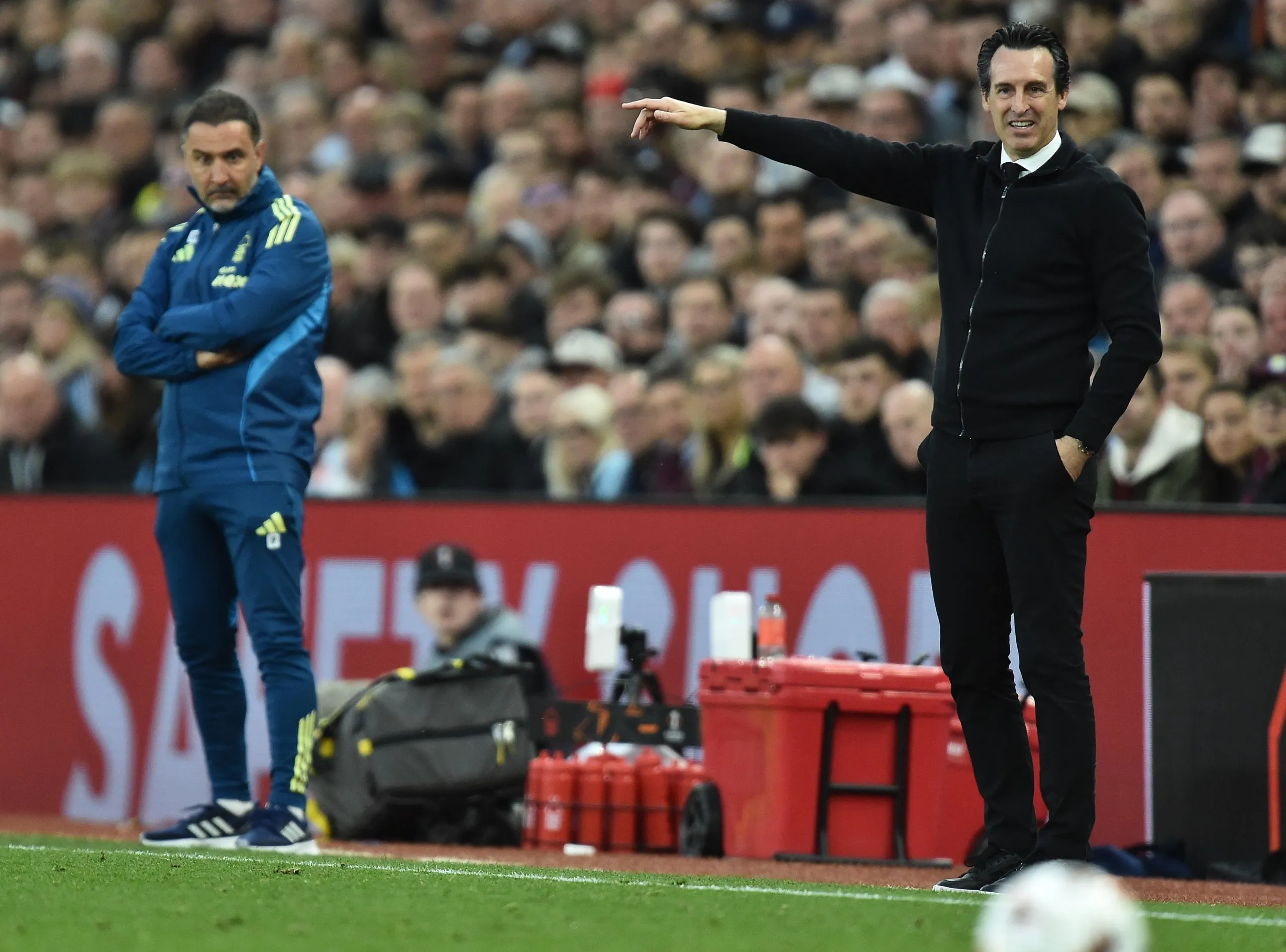 Unai Emery points on the touchline.