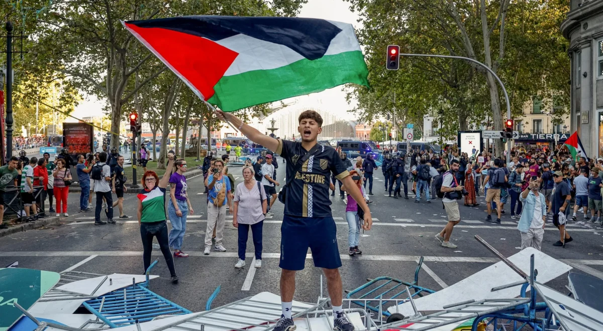 4176.jpg Final stage of Vuelta a España abandoned after pro-Palestine protesters swamp finish line – video