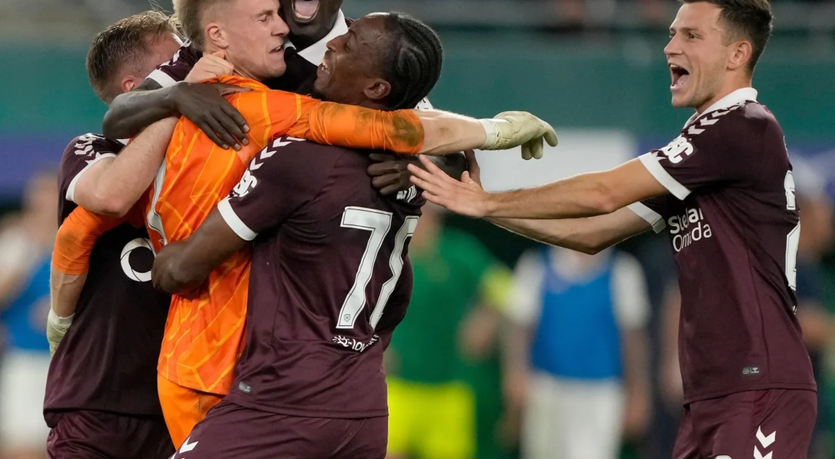 4280.jpg Ten-man Hearts stun Rapid Vienna in shootout to reach Conference League
