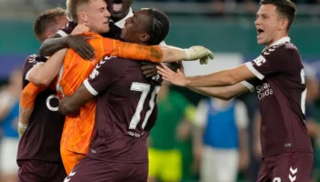 Hearts, réduit à dix, surprend Rapid Vienne aux tirs au but