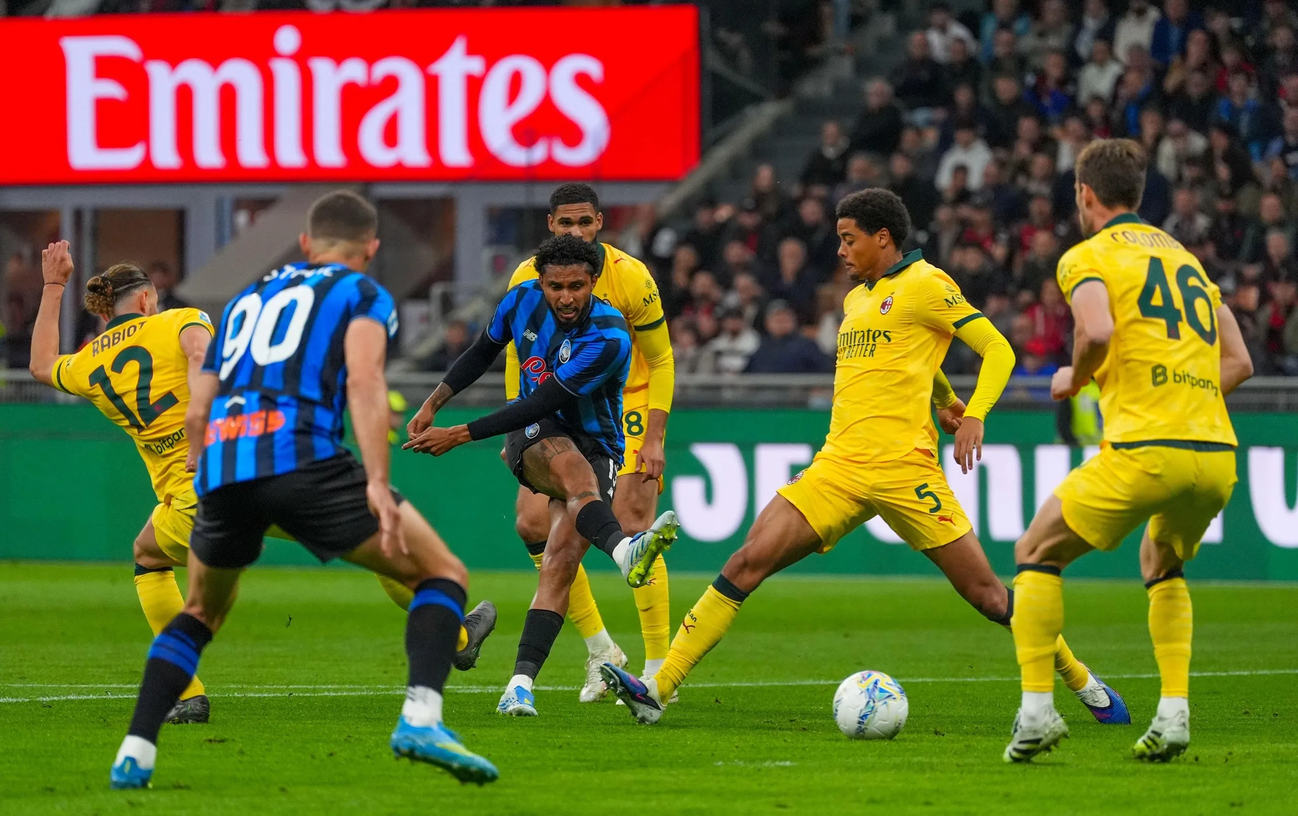 Éderson scores for Atalanta in their 3-2 win over Milan.