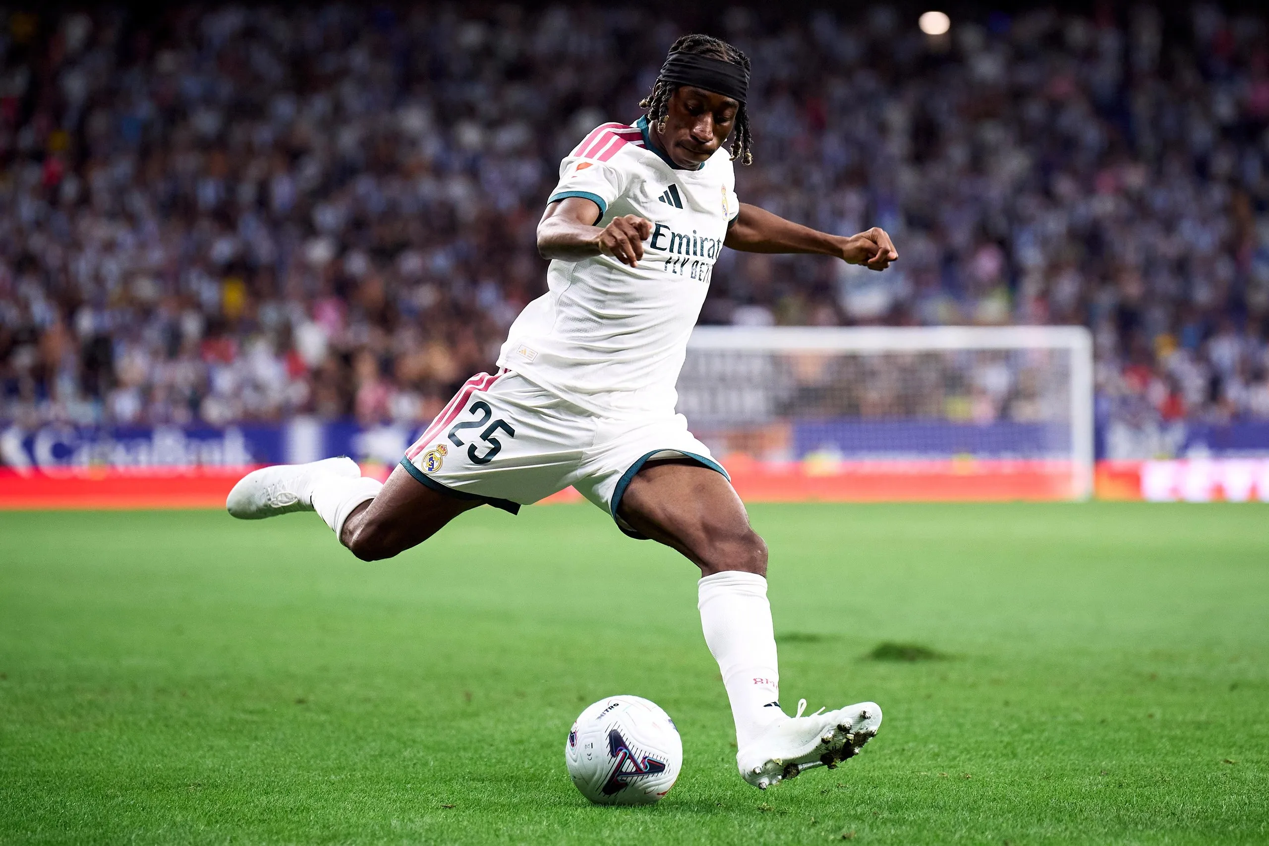 Real Madrid's Yan Diomande dribbles the ball against Espanyol