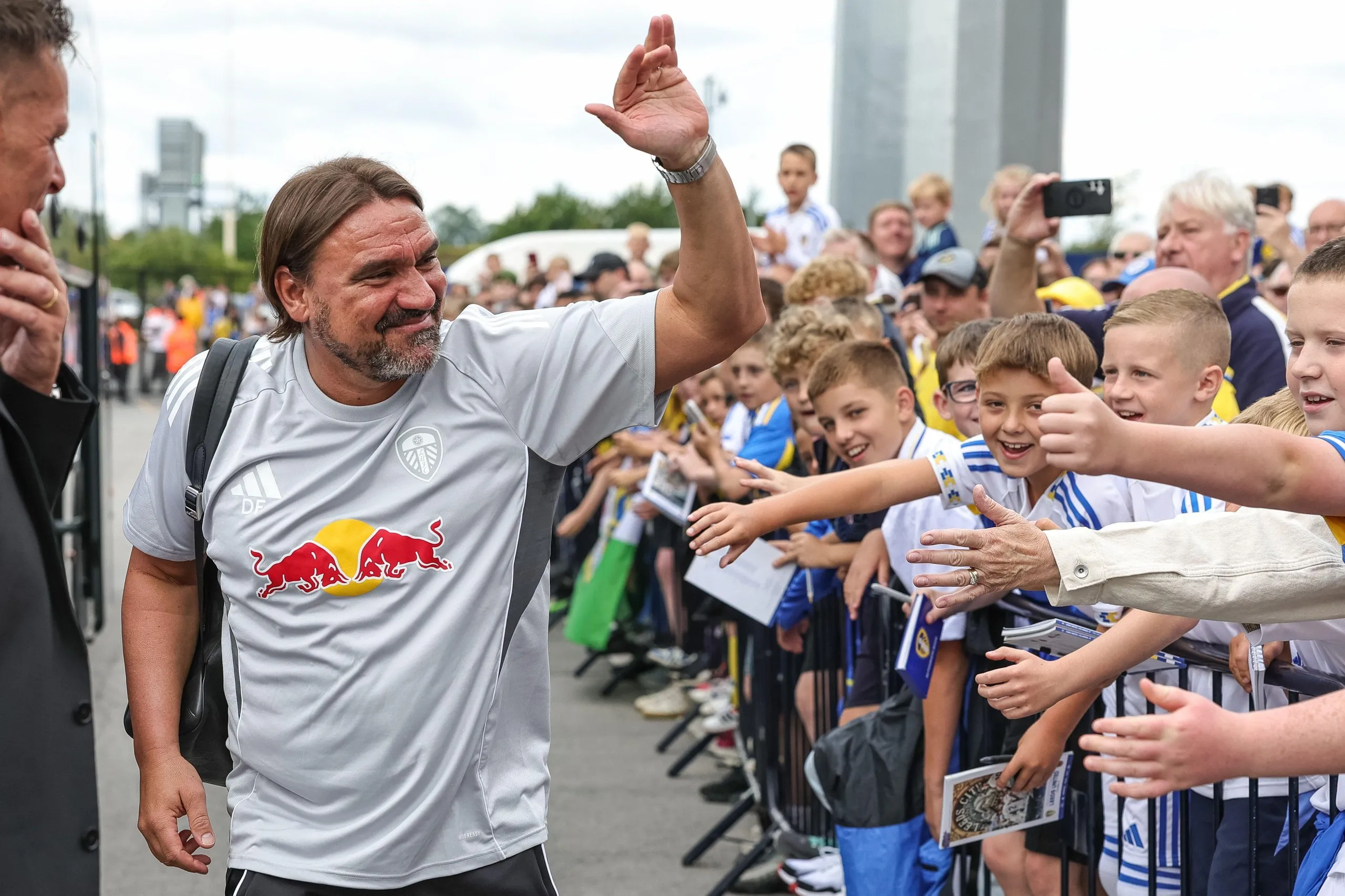 Daniel Farke greets Leeds fand