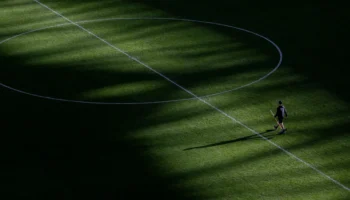 Une semaine avec le personnel d&rsquo;entretien de Wembley : deux matchs et 7 140 mètres carrés de gazon