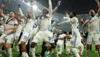 Aston Villa célèbre sa victoire à Istanbul après 30 ans sans trophée
