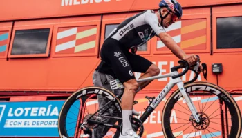 Pidcock se rapproche du podium, Vingegaard s&rsquo;assure presque la victoire finale