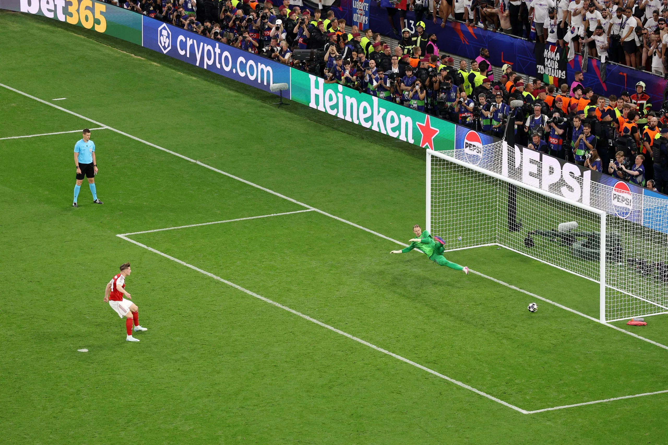 Viktor Gyökeres of Arsenal scores the team's first penalty in the penalty shoot-out.