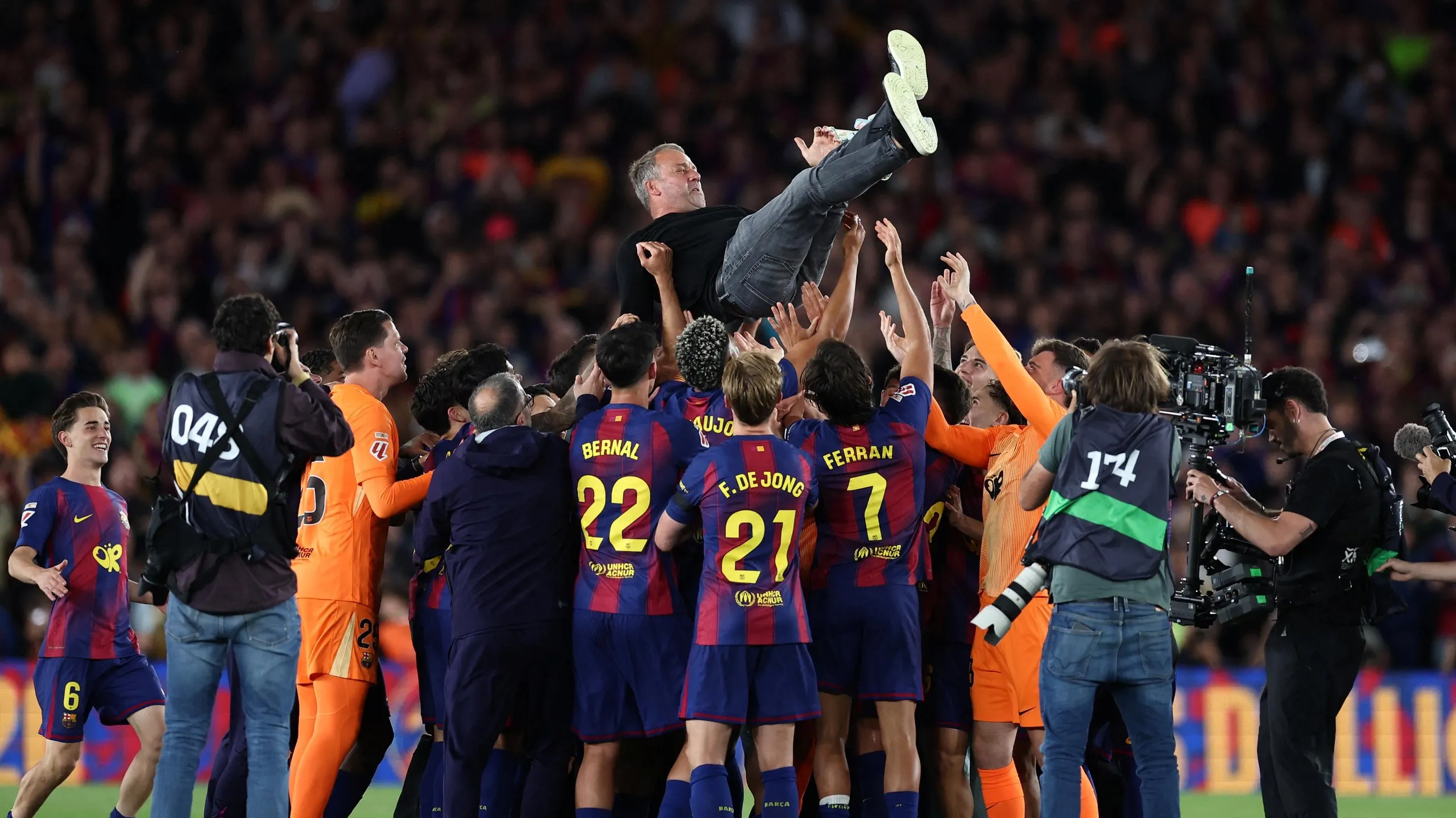 Barcelona celebrate winning La Liga title after beating Real Madrid – video