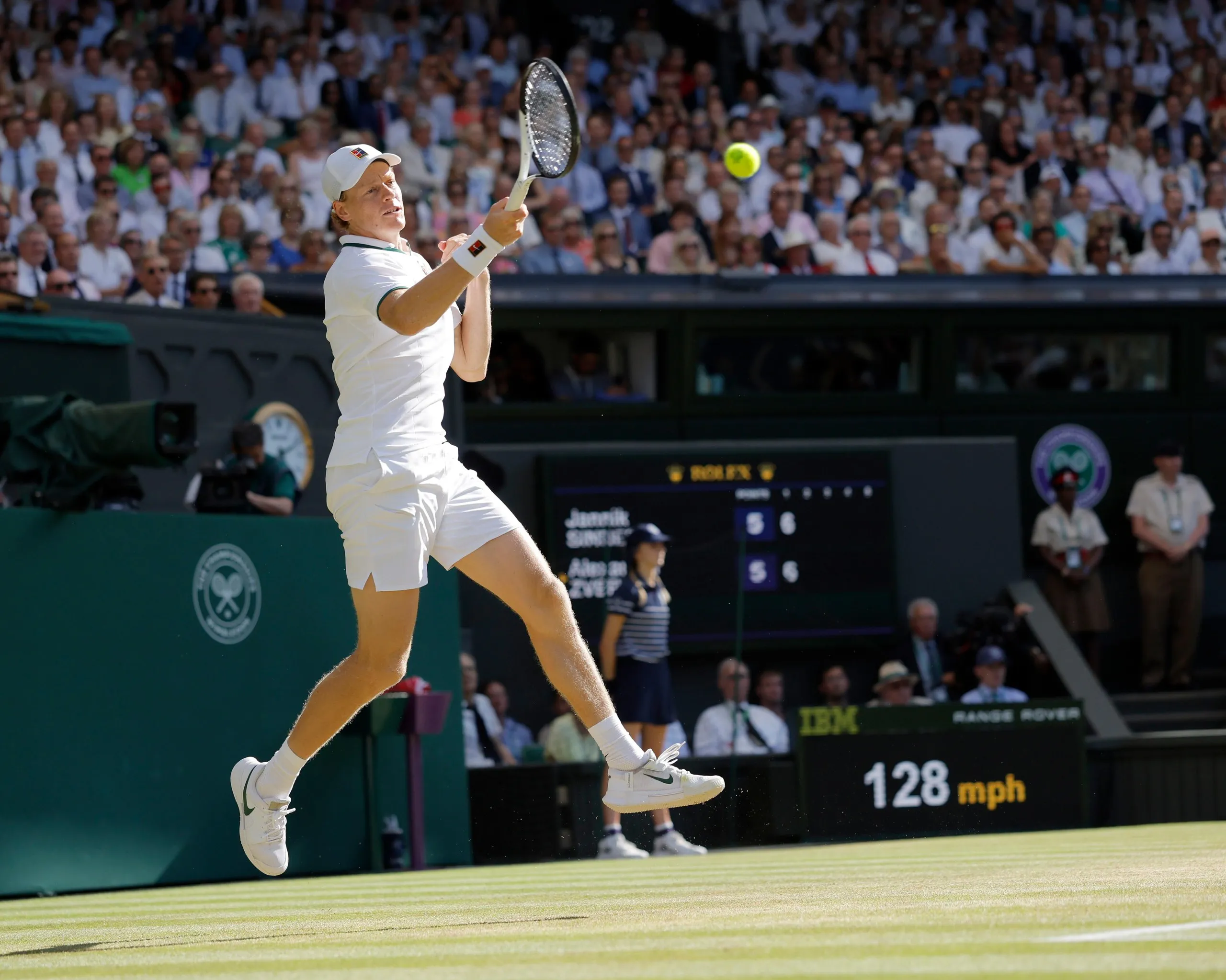 Jannik Sinner smashes a forehand against Alexander Zverev