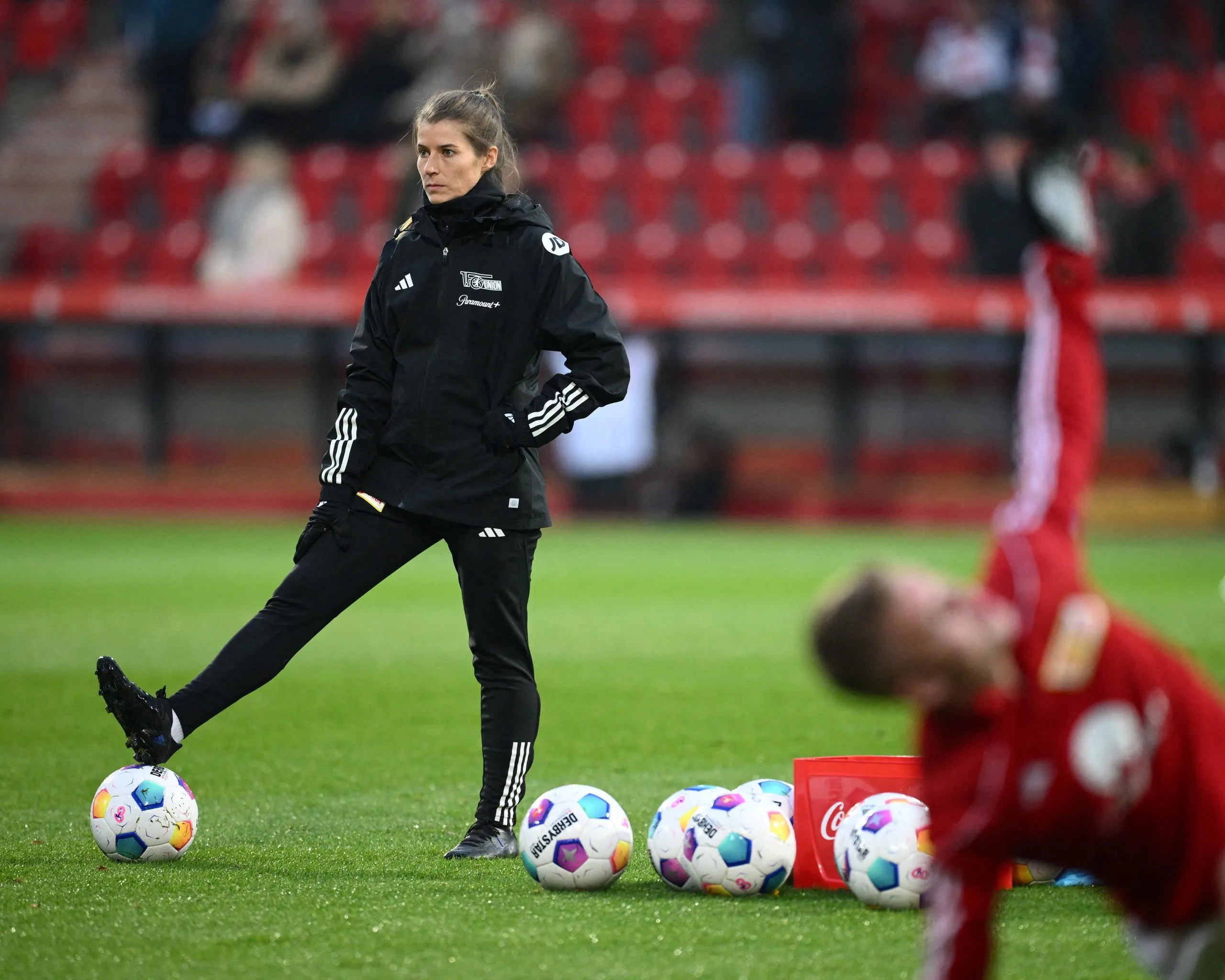 Marie-Louise Eta coaching Union Berlin’s players during a warm-up session