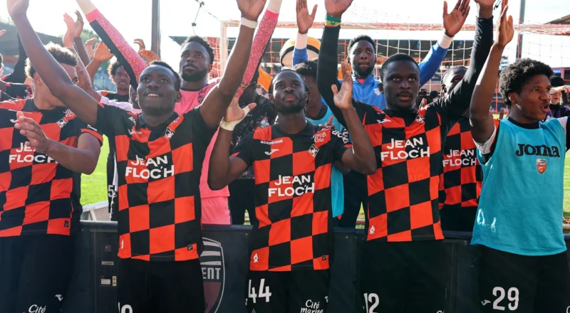 Lorient grimpe au classement de la Ligue 1 mais perd son entraîneur
