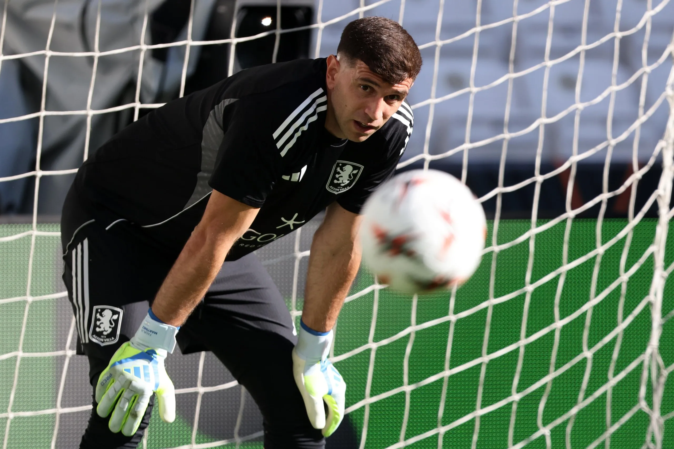 Emiliano Martínez in training