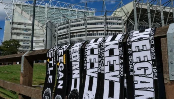 Newcastle United affronte Liverpool : hommage à Kevin Keegan