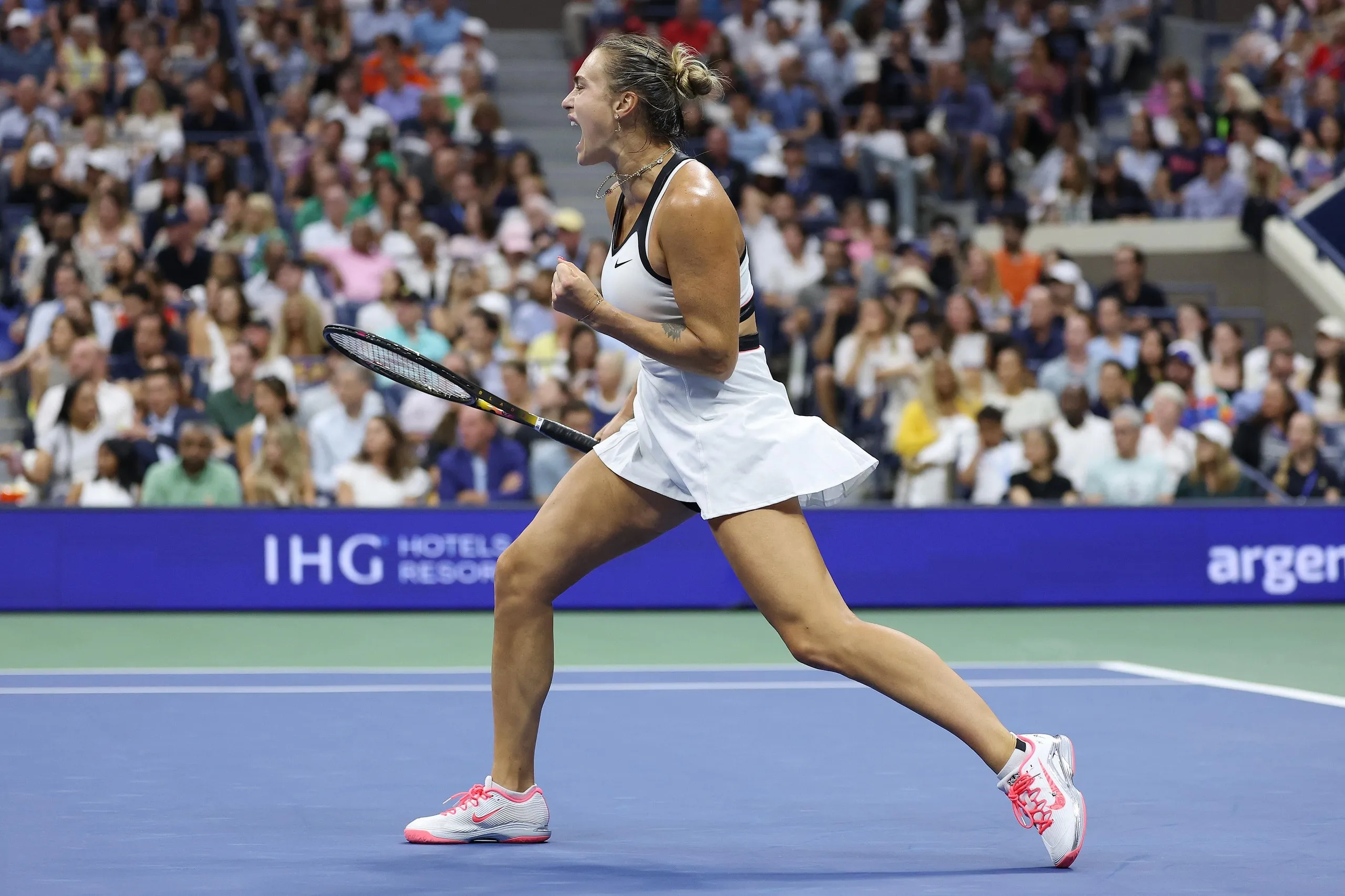 Sabalenka takes the first set.