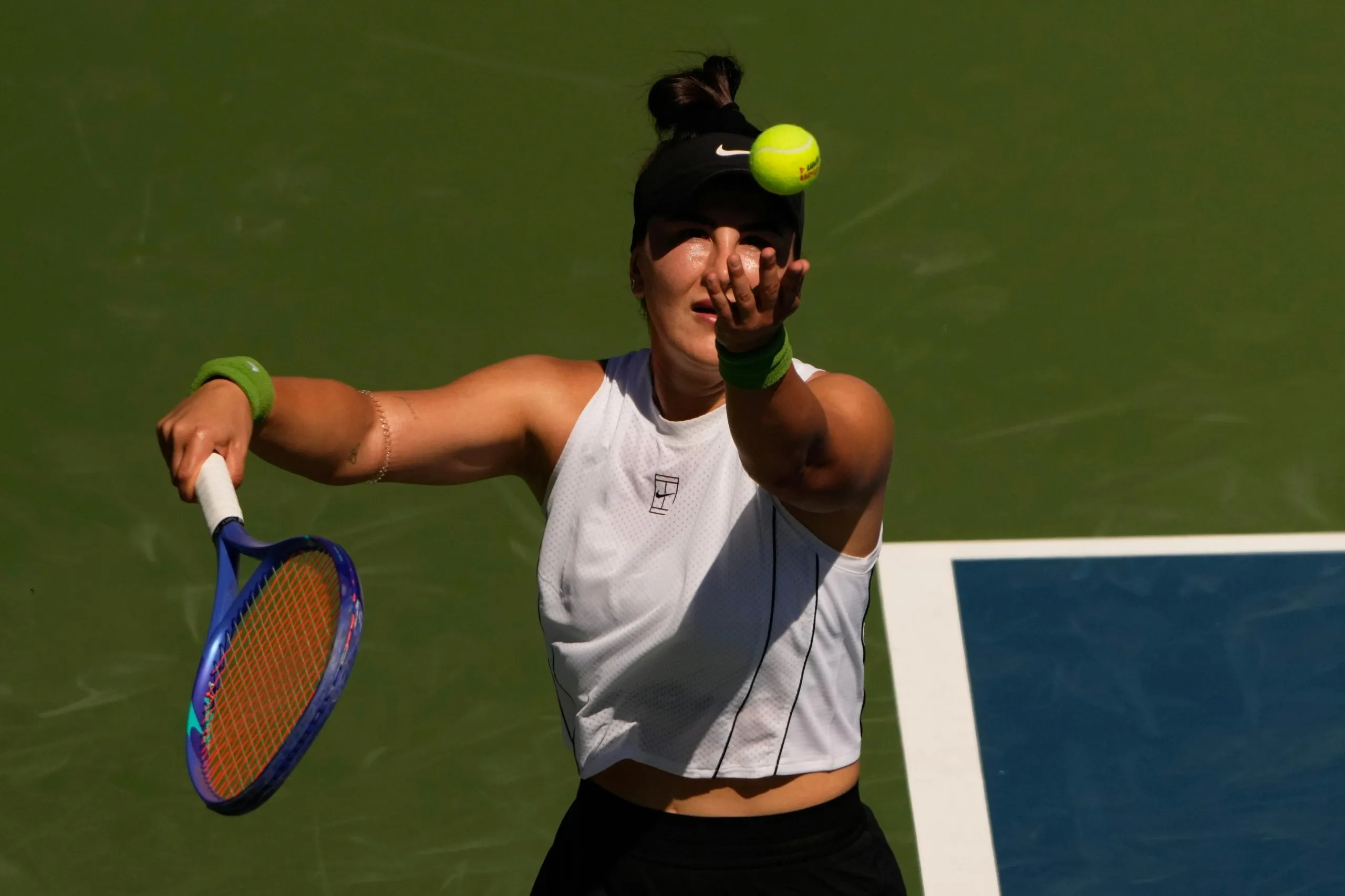 Bianca Andreescu serves