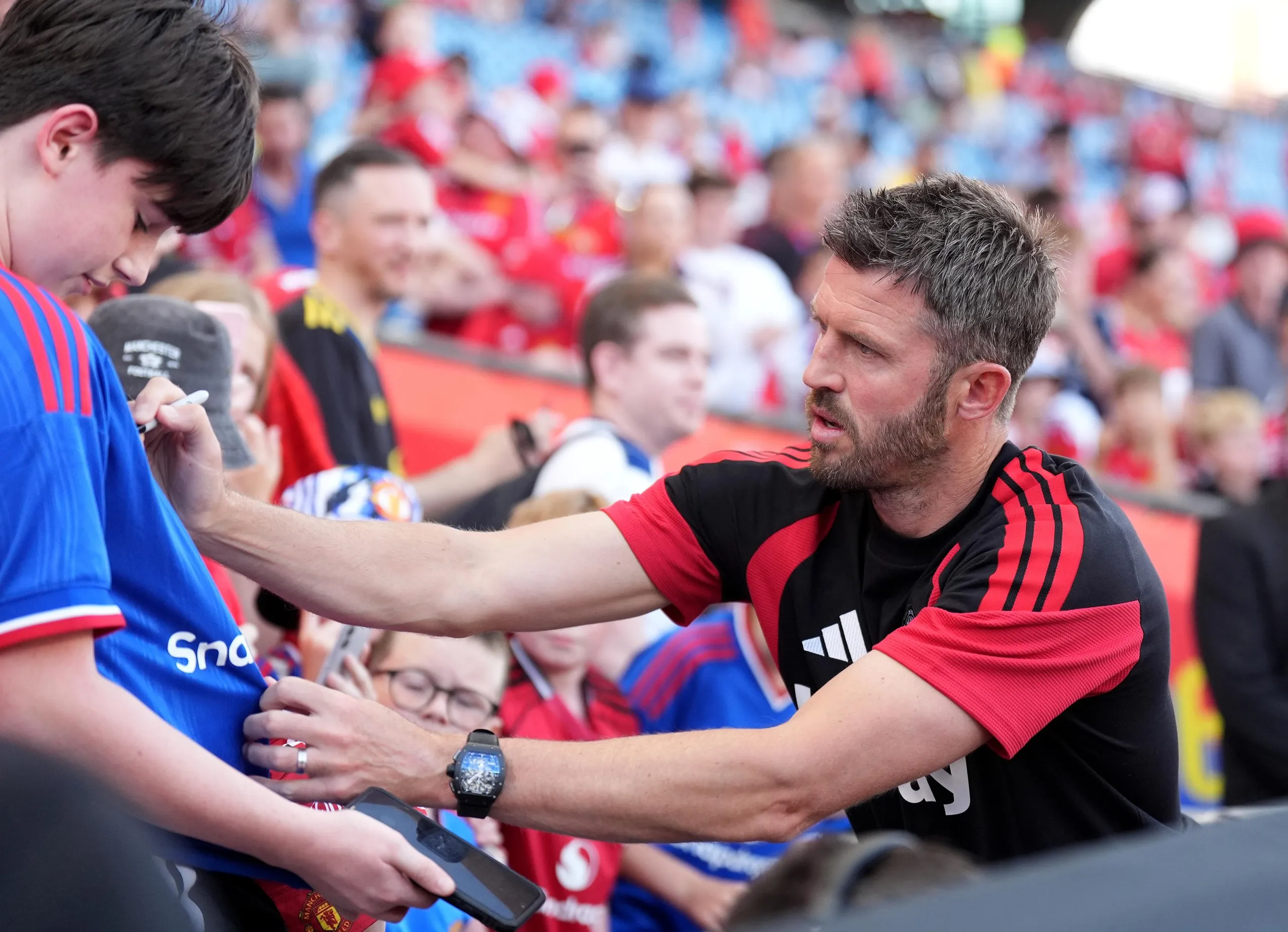 Michael Carrick signs autographs during Manchester United’s pre-season schedule.