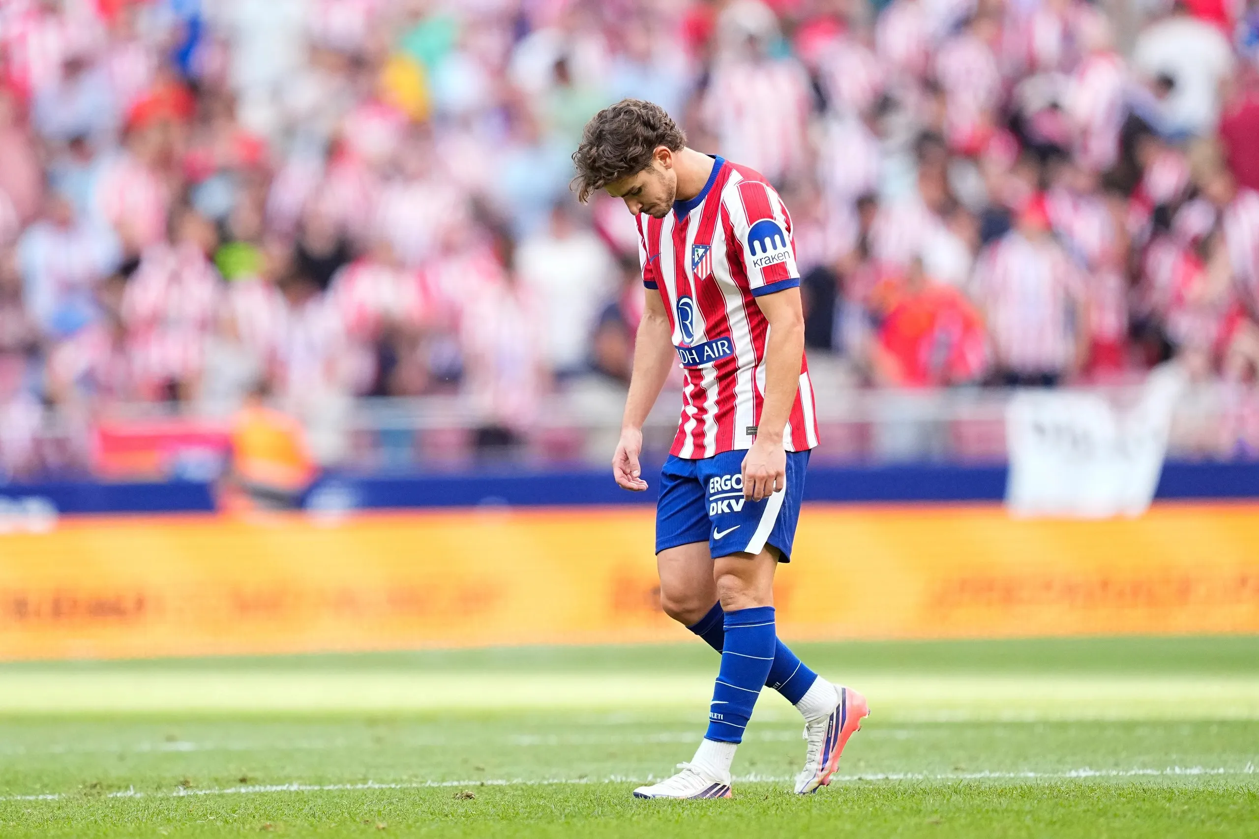 Julián Alvarez leaves the pitch at the end of the game after Atlético Madrid fans booed him during the 2-2 draw with Villarreal.