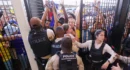 Des supporters tentent de forcer l&rsquo;entrée du stade avant la finale de la Copa América