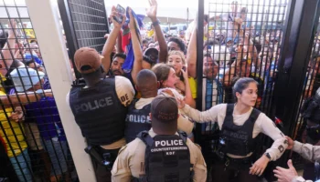 Des supporters tentent de forcer l&rsquo;entrée du stade avant la finale de la Copa América