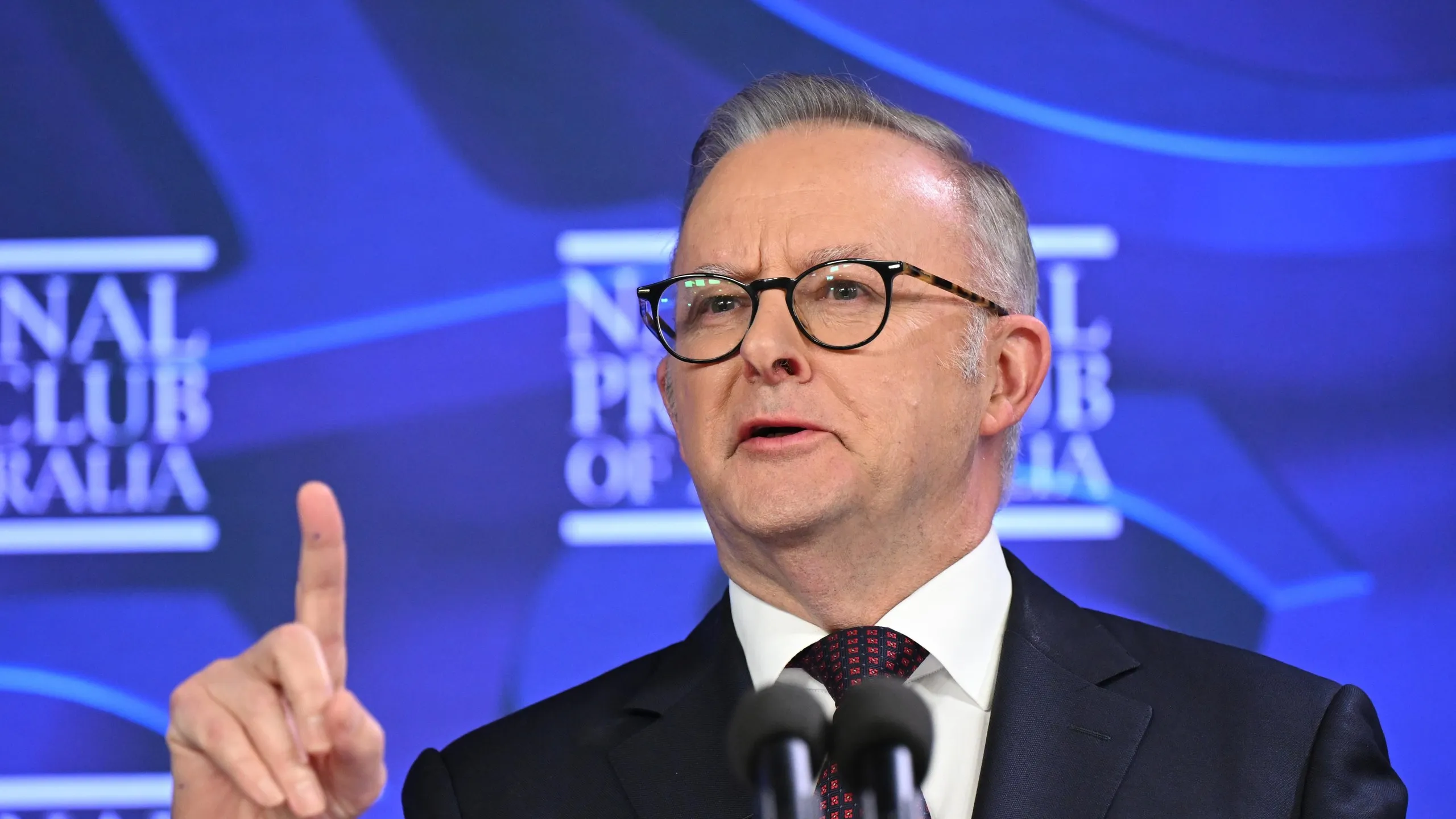 Albanese announces new restrictions on gambling advertising – video