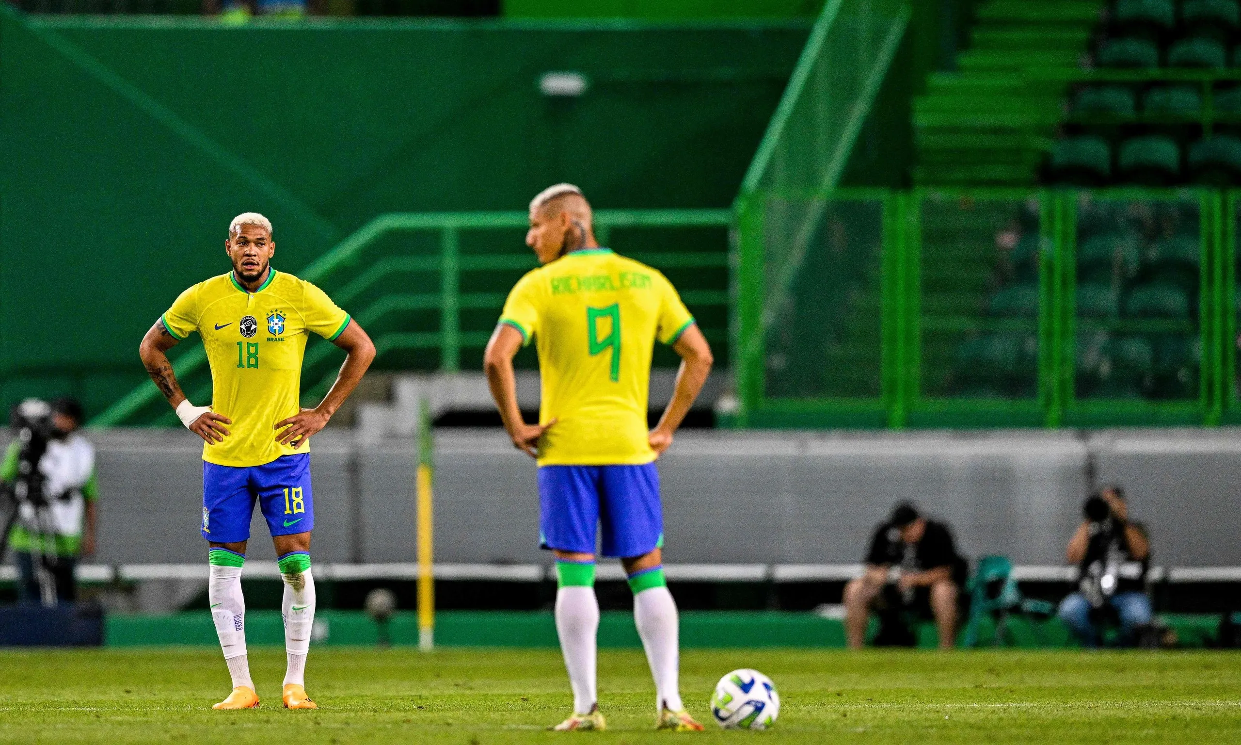 Joelinton and Richarlison wait for Senegal players to stop celebrating after Sadio Mané goal.