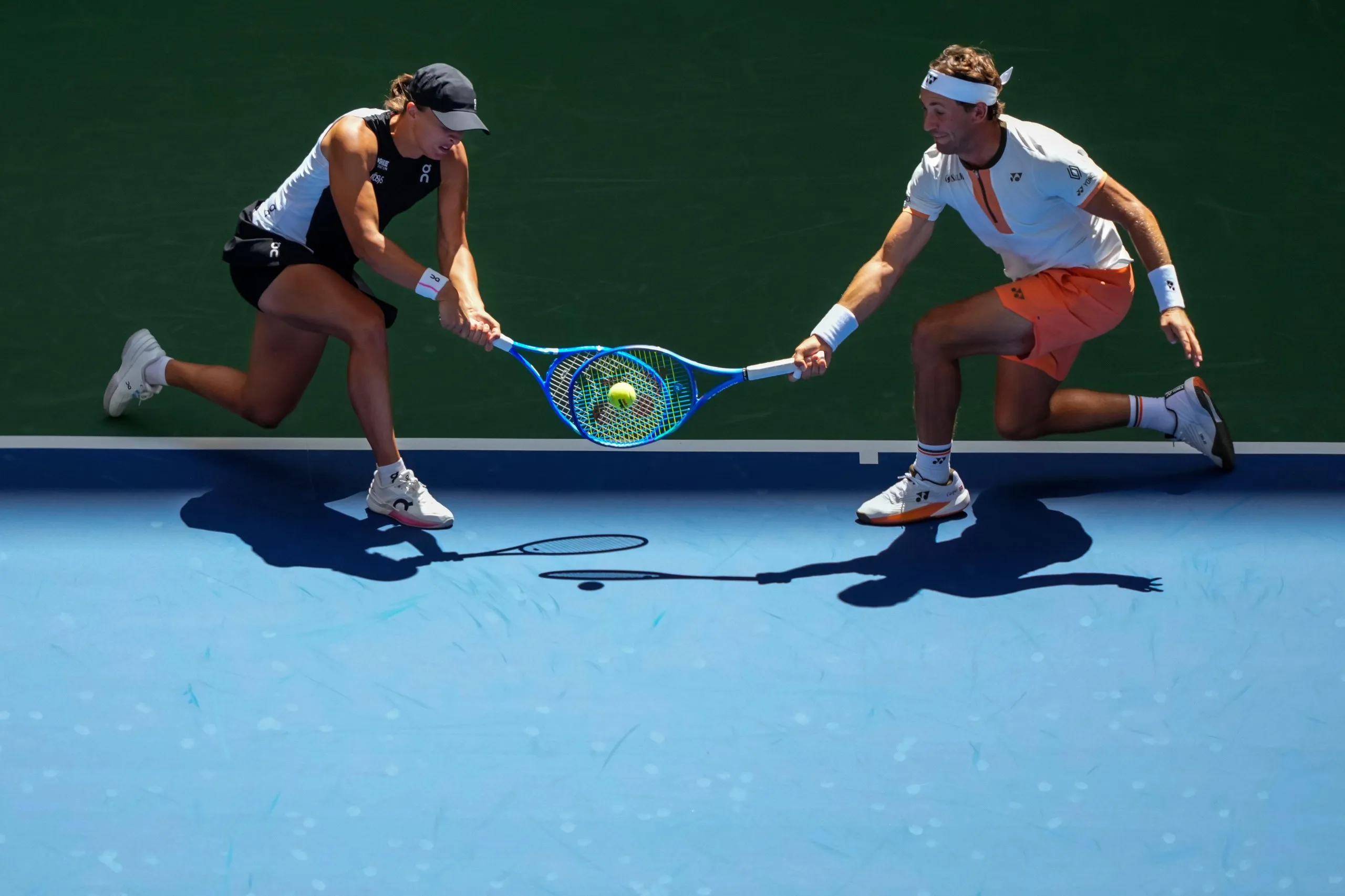 Casper Ruud and Iga Swiatek in action in the 2025 US Open mixed doubles
