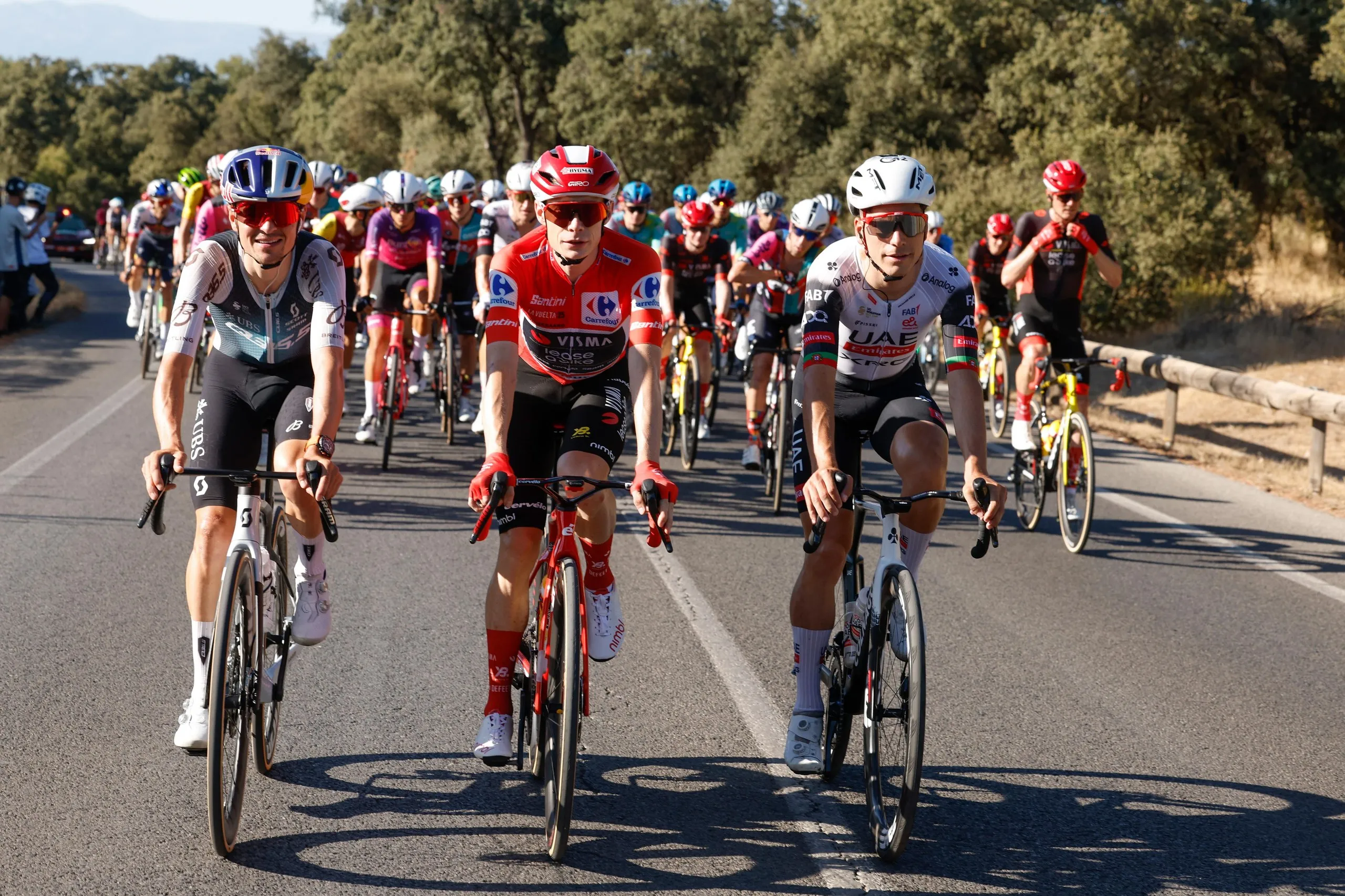 Jonas Vingegaard (centre) with João Almeida (right) and the British cyclist Tom Pidcock (left)