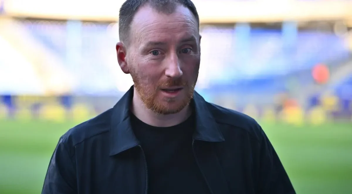 5f271.jpg « Il y a les journalistes, dis bonjour » : quand Ian Cathro, l'entraîneur de Saint-Étienne, répond à sa fille en pleine conférence de presse