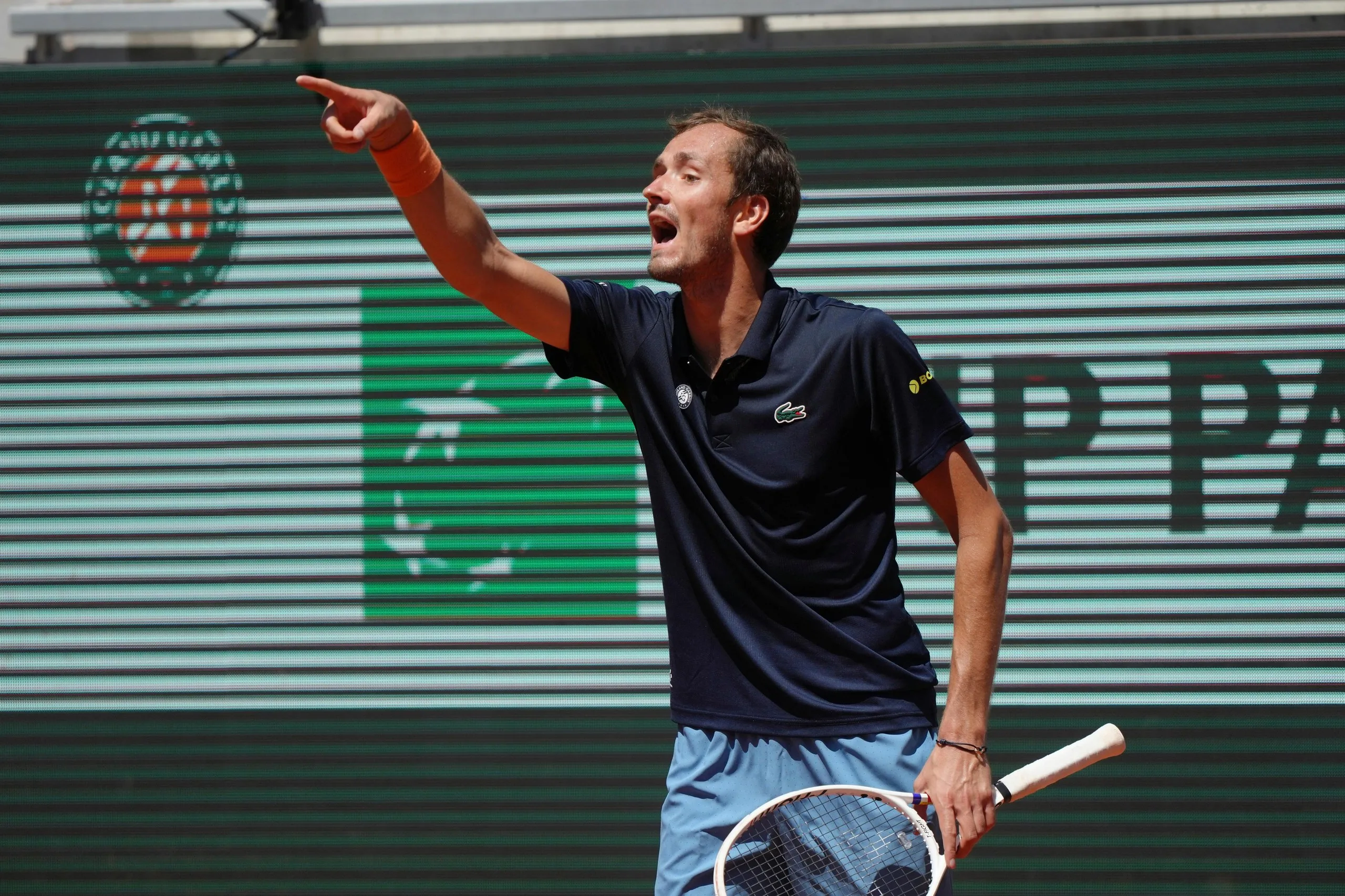 Daniil Medvedev points his finger